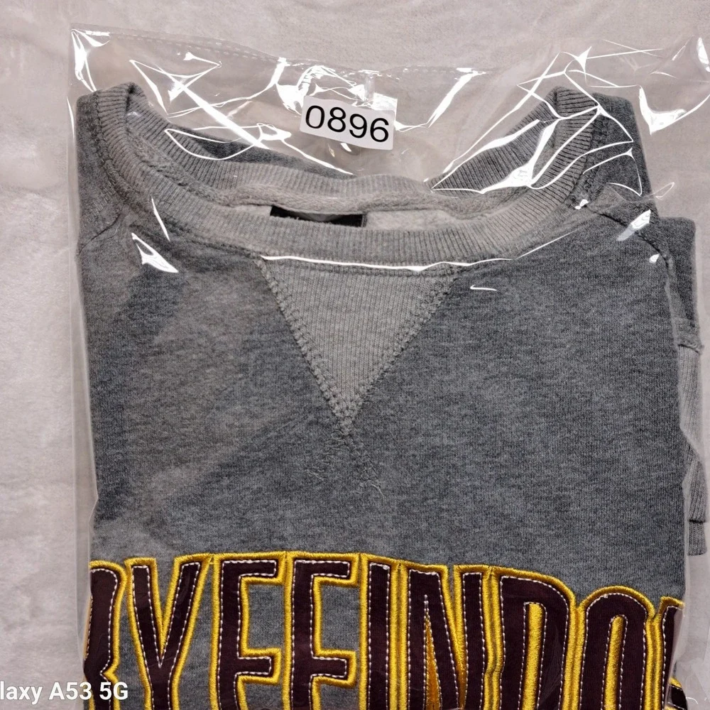 Universal Studios Harry Potter Gryffindor Sweatshirt Small Gray Raw Hem Patch